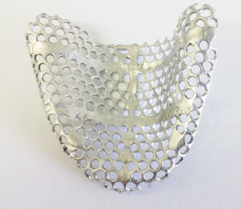 Grille de renfort en métal coulé pour incruster dans un dentier